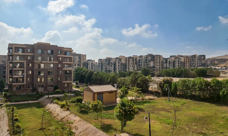 “Die villa’s, wij de hypotheek” – Mijn strijd om een thuis en gezin in de schaduw van rijke schoonouders