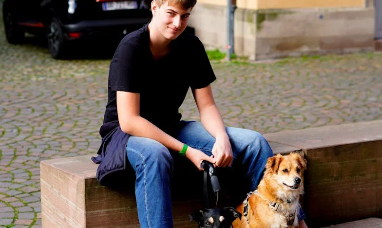 „Er is geen wiegje, geen commode, zelfs geen flesje” – Een moeder keert terug naar de chaos