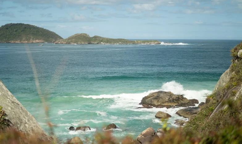 Ik zag mijn zwager met een andere vrouw en zweeg om mijn zwangere zus te beschermen: nu krijg ik overal de schuld van