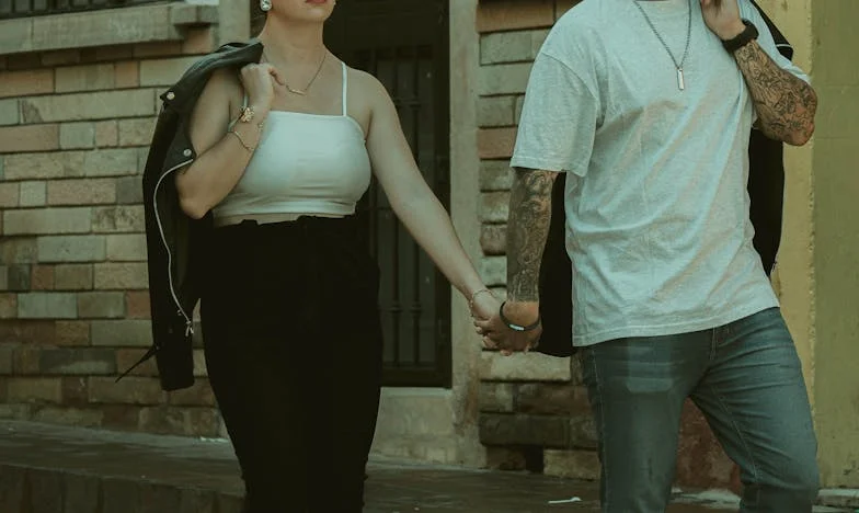 Niet uitgenodigd voor de bruiloft, maar wel verwacht een thuis te bieden: de dubbele moraal van familie