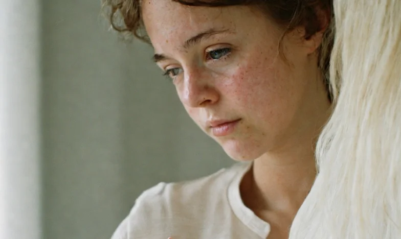 Tussen Twee Vuren: Het Verhaal van een Moeder, een Zoon en een Schoondochter