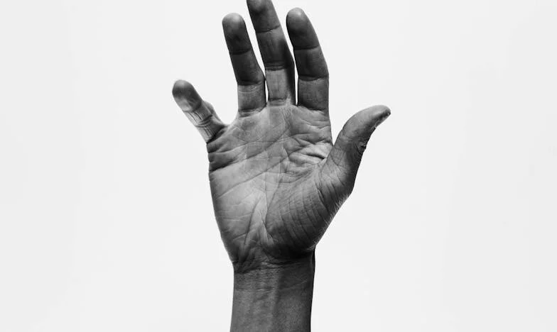 Tussen Twee Vuren: Mijn Verloren Moederliefde