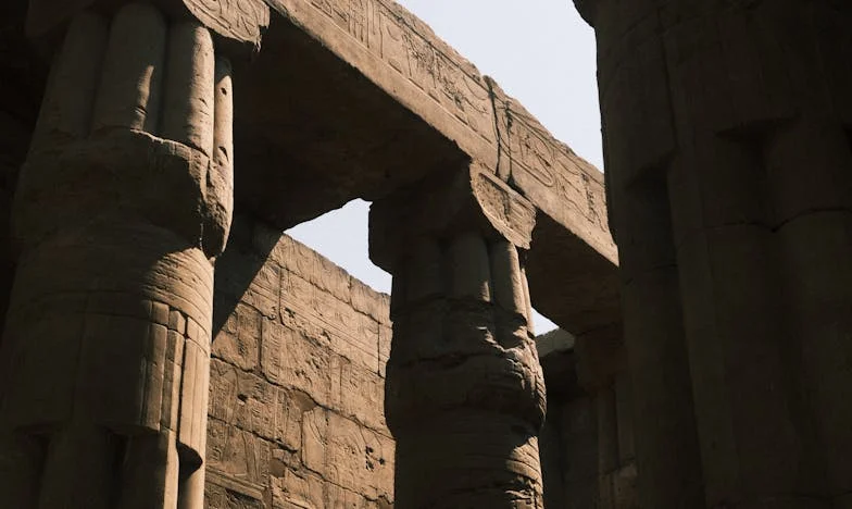 De Hand aan de Deurknop: Wat Ik Aantrof in het Toilet op de Dag van Mijn Dochters Bruiloft