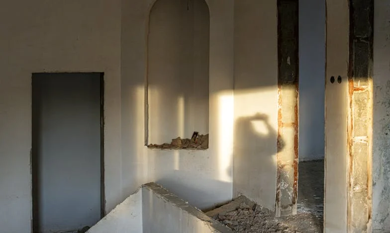 Elke keer als mijn schoonzoon thuiskomt, moet ik verdwijnen: Het verhaal van een oma uit Rotterdam