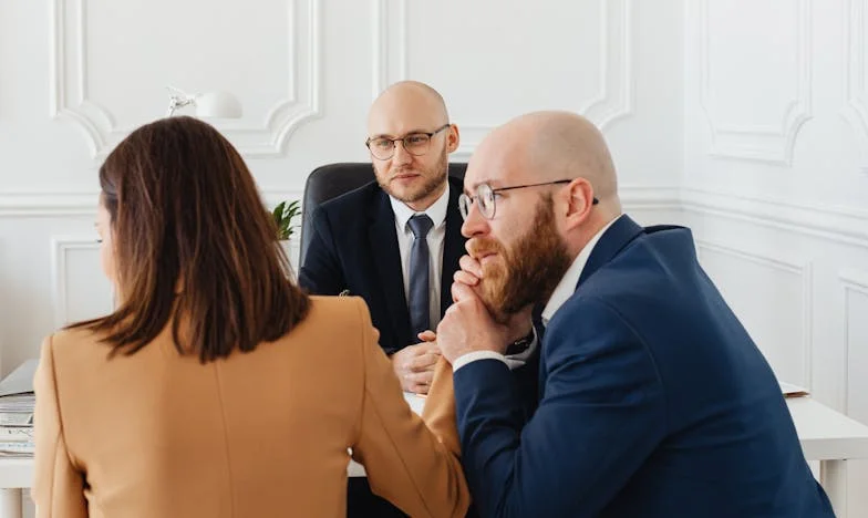 Een Onverwachte Vraag aan Mijn Tafel: Hoe Eén Moment Mijn Leven Veranderde