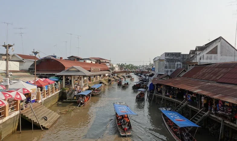 Gesloten Deuren: Mijn Strijd om Niet te Verdwijnen uit het Leven van Mijn Zoon