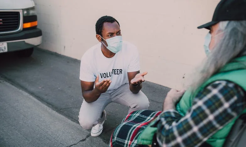 Tijdens mijn bruiloft duwde mijn man mij in de fontein – en toen verloor ik mezelf