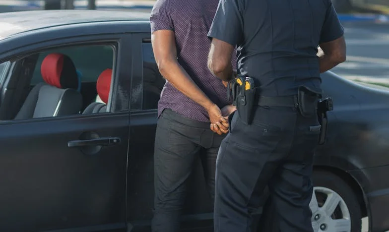 Help! Mijn vriend weigert te trouwen en zijn moeder steunt hem. Ik ben zwanger en weet niet wat ik moet doen.