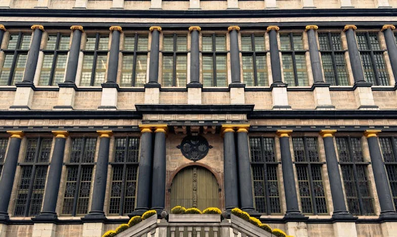 Het Fluisterende Meisje in het Schooltoilet: Een Nacht die Mijn Leven Veranderde