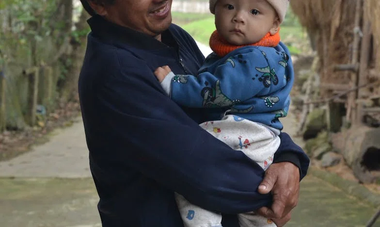 Mijn schoonmoeder houdt van andermans kinderen, maar negeert haar eigen kleinkinderen – mijn hart breekt elke dag