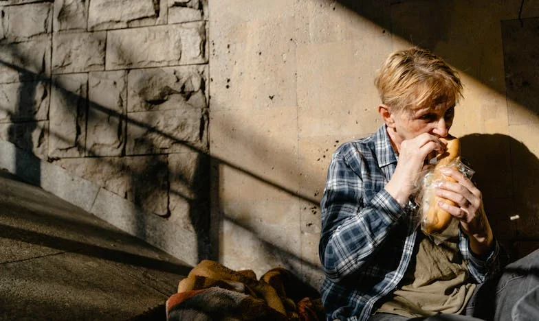 Tranen achter de rolstoel: Een jongen en zijn stiefmoederlijke vernedering