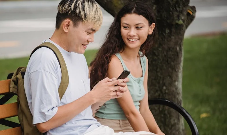 De Tweeling van Twee Kleuren: Het Berouw van een Vader na Twintig Jaar