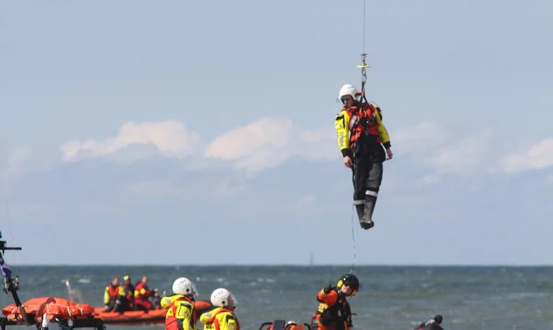 “Hij leeft nog!” — Hoe een dakloze vrouw het leven van de zoon van een maffiabaas redde