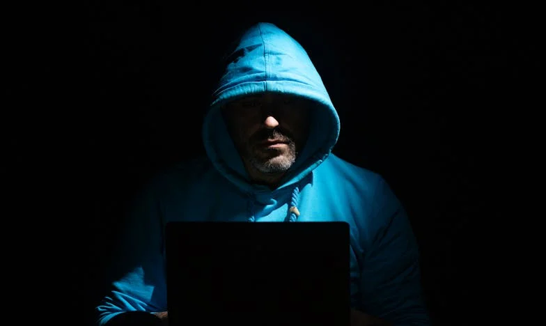 Mijn baas gaf mijn promotie aan zijn nichtje, maar hij vergat iets...