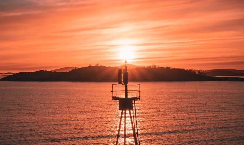 Miljonair verschijnt onverwacht en is in shock: Mijn verloren vriend zit aan tafel en zegt: 'Tijd om de schuld te vereffenen'