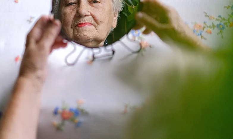 Op de bruiloft van mijn zus eisten mijn ouders mijn appartement – toen ik weigerde, sloeg mijn moeder me. Dat was het moment waarop ik besloot wraak te nemen.