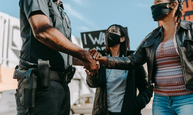 Racistische agent beschuldigt kind – tot haar vader verschijnt