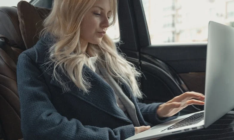 Schoonmaakster moet verjaardagen van dochters verbergen… Onverwachte reactie van rijke baas schokt