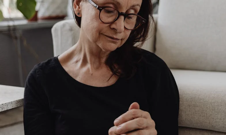 Wanneer vreemden op je deur kloppen: De nacht die mijn leven veranderde in een Amsterdams flatgebouw