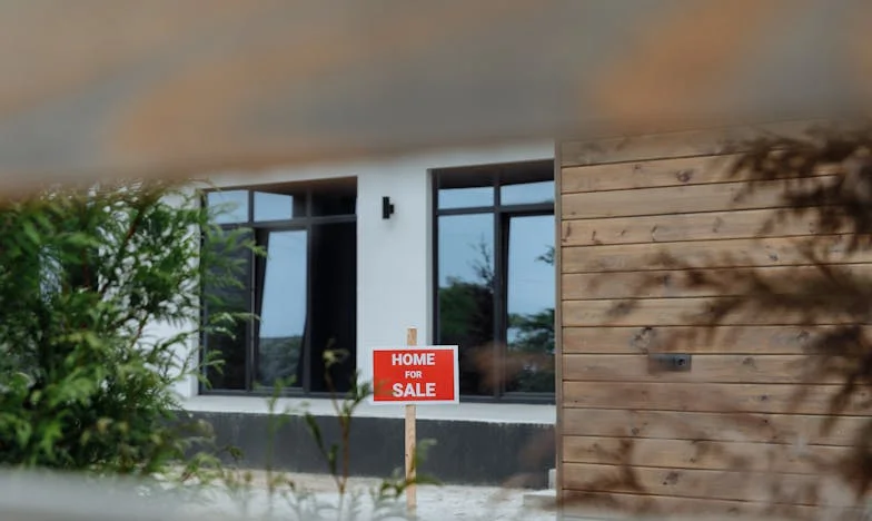 “Ze is niemand!” zei de vriendin van de CEO… Maar de kinderen riepen: “Ze is onze mama!”