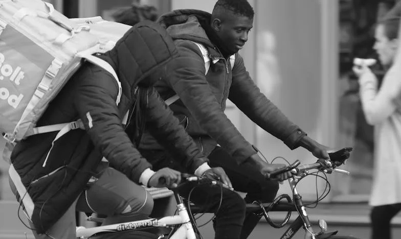 Onder Eén Dak: Wanneer Ouderschap een Last Wordt