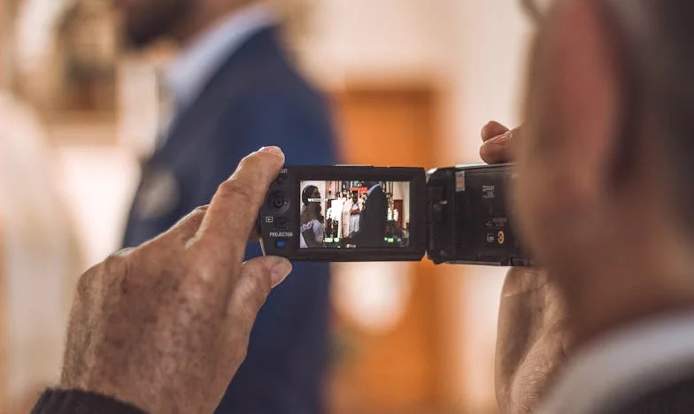 Waar zijn we de verkeerde afslag ingeslagen? Mijn zoon en zijn geld, een moederhart in tweestrijd