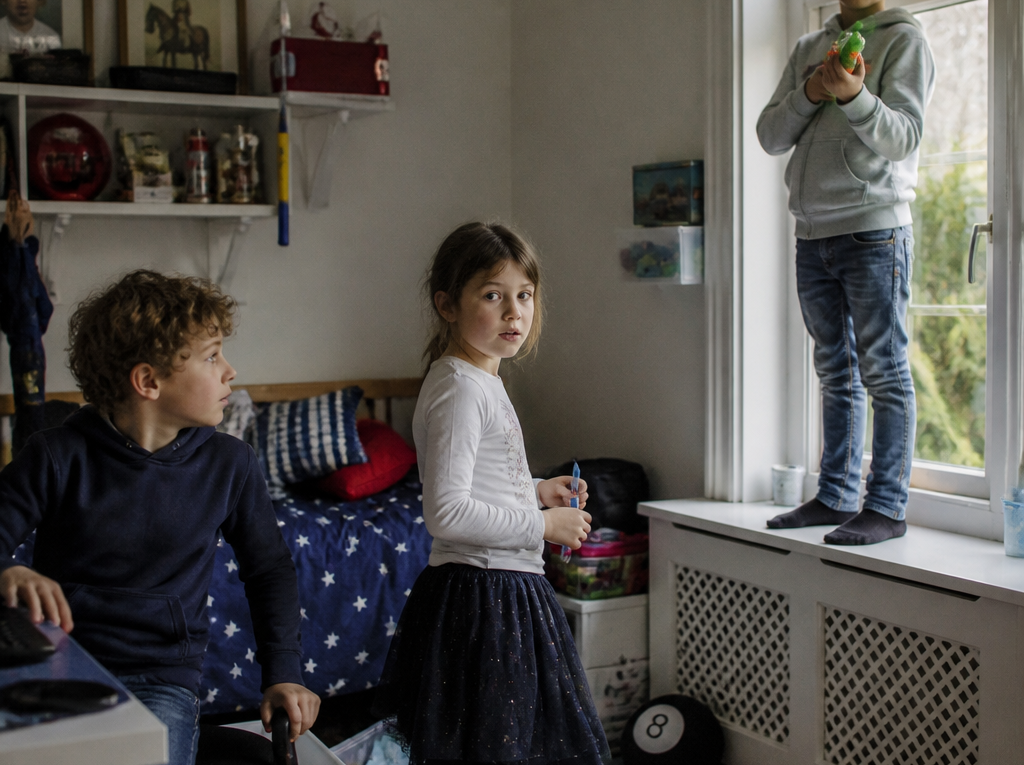 Niemand hield het langer dan één dag vol met de beruchte Van Dijk-drieling… en toen stond ik ineens in hun villa