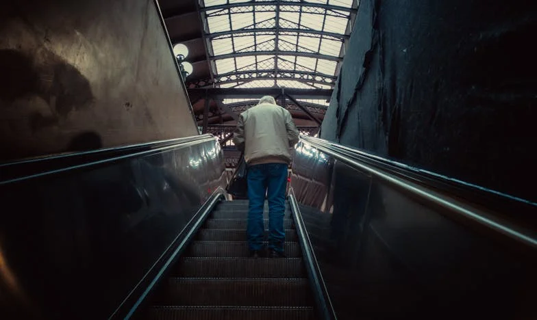 Wat zullen de buren wel niet denken: Een verhaal over liefde, vooroordelen en een muur