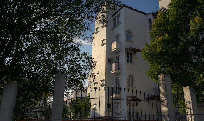 De Onzichtbare Lijnen van Liefde: Een Moeder Tussen Hulp en Bemoeienis