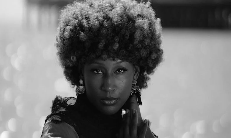 Littekens onder de inkt: Het verhaal van een moeder uit Rotterdam