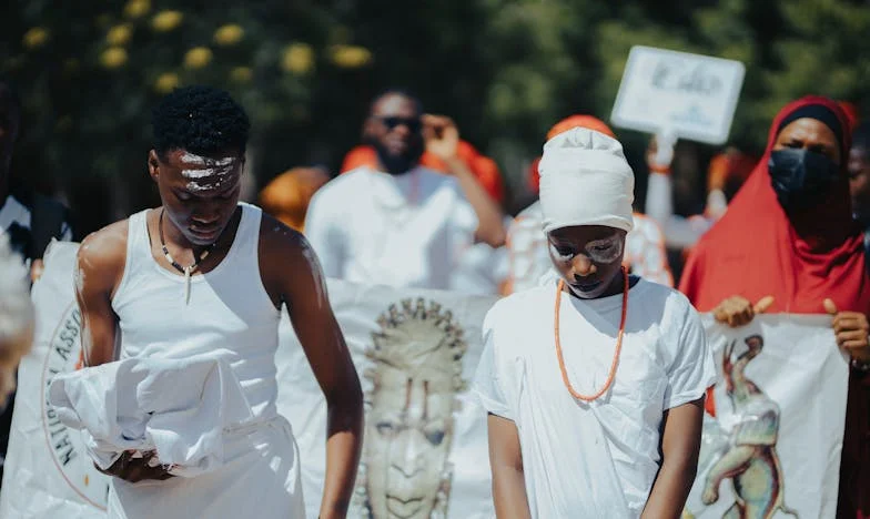 Achter het Masker van Vriendschap: De Nacht Dat Alles Veranderde