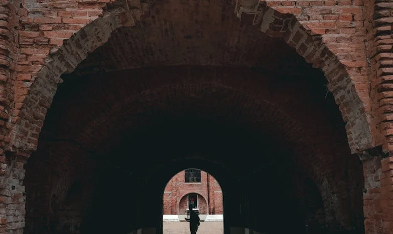 Dertien Jaar Weg: Terugkeer naar een Verdeeld Thuis