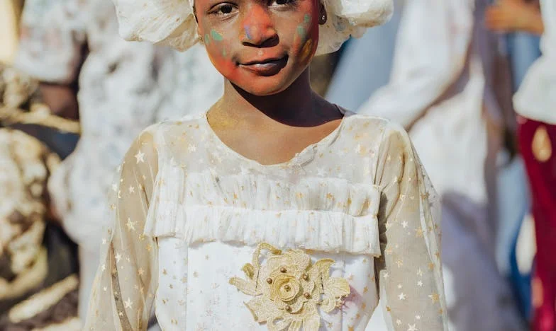 Tussen Twee Vuren: Hoe Ik Verdwaalde Tussen Mijn Eigen Gezin en Mijn Schoonmoeders Verwachtingen