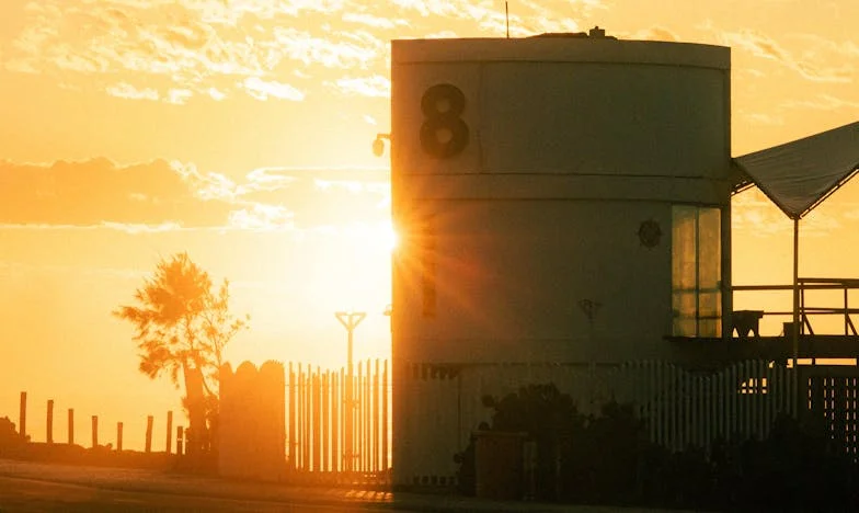 Een slimme oma verkoopt haar huis: een verhaal over verraad en moed