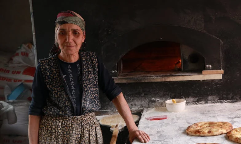 Onder het raam: Toen ik aanklopte bij meneer Van Dijk