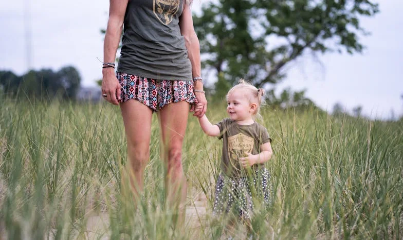 “Als zijn moeder zo rijk is, laat haar dan maar alimentatie betalen!” – Het verhaal van een alleenstaande moeder uit Amsterdam-Oost