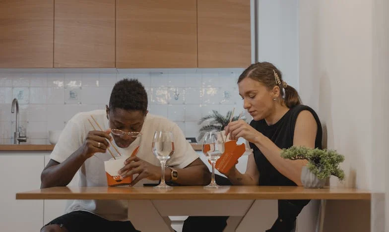 “Je hebt een maand om mijn huis te verlaten!” – Hoe mijn schoonmoeder mijn leven op zijn kop zette