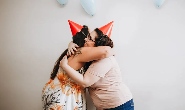 Mijn leven stortte in toen mijn schoonmoeder huilend op de stoep stond: alles wat ik dacht te weten, bleek een leugen