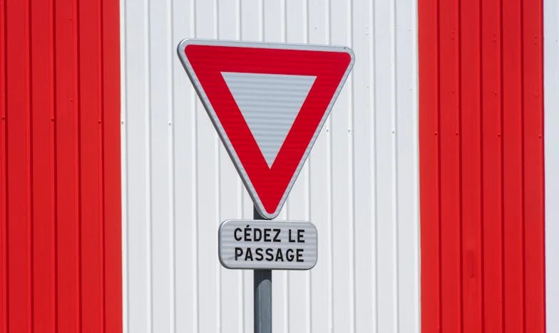 Mijn zoon sloeg de deur dicht – en ik wilde hem alleen maar mijn zelfgemaakte soep brengen