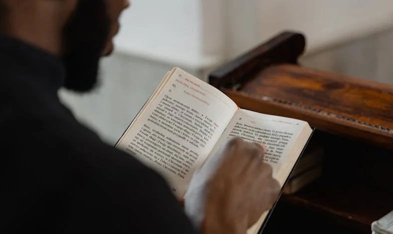 Tussen Twee Huizen: Hoe Ik Mijn Schoonmoeder Leerde Vergeven