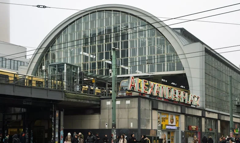 Verloren tussen twee huizen: Hoe mijn dochters langzaam uit mijn leven verdwenen na de scheiding