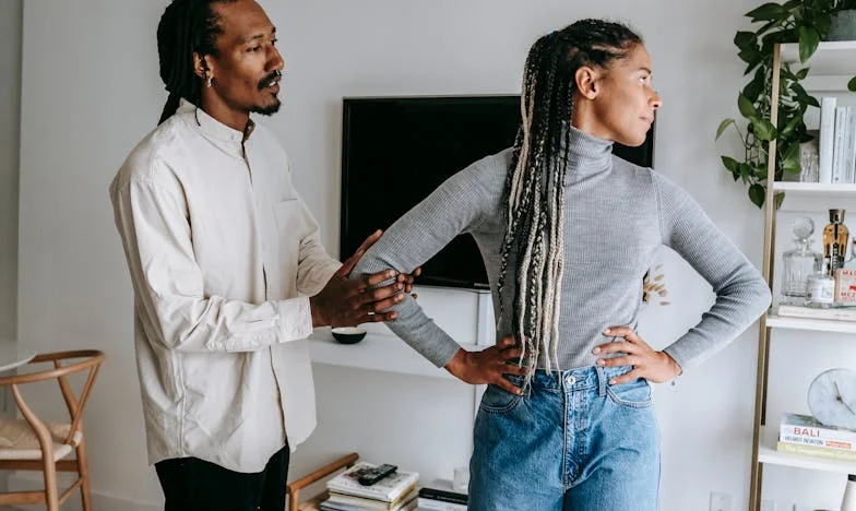 Mijn man vergelijkt mij steeds met de vrouw van zijn beste vriend – ziet hij echt niet hoe verschillend onze levens zijn?