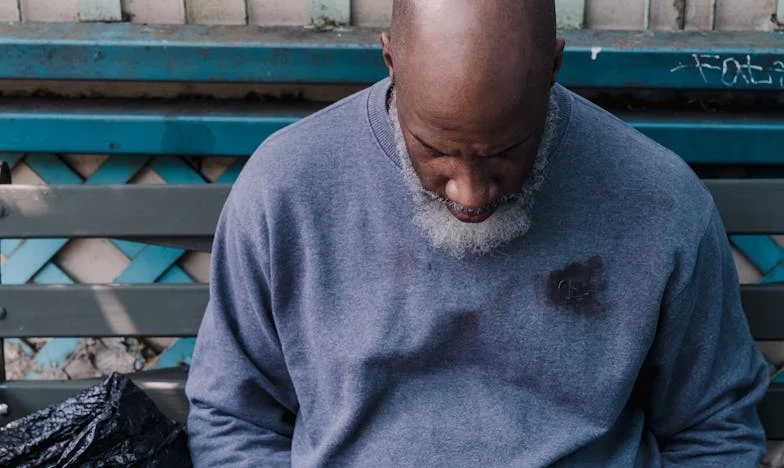 Na dertig jaar liet mijn man me achter voor een jongere vrouw – maar het ergste kwam van onze volwassen zonen