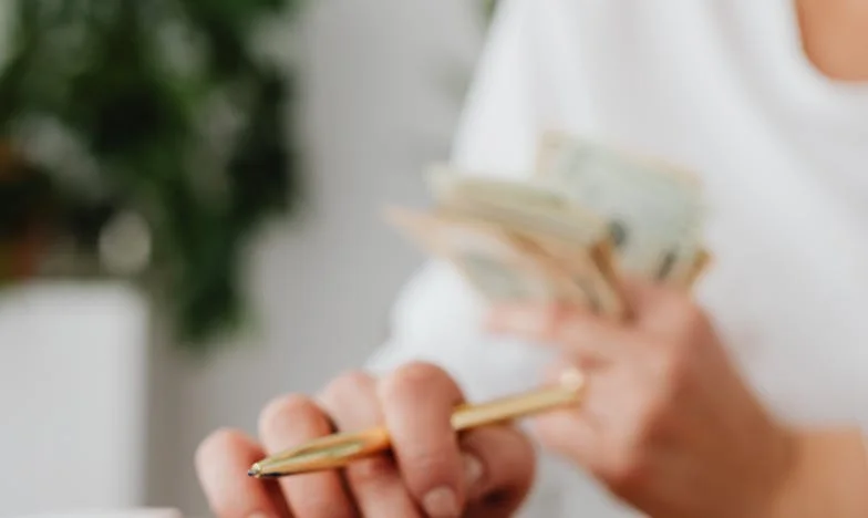 Niet uitgenodigd voor de bruiloft, maar wel verwacht een thuis te bieden: de dubbele moraal van familie