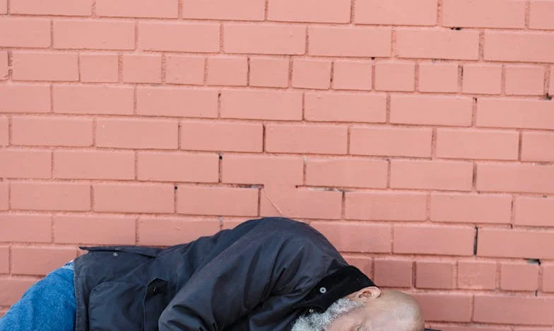 Stilte achter de muren: Het verhaal van een Nederlandse moeder in het buitenland