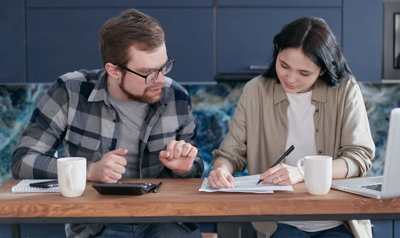 Wanneer de moeder van Mark mij bij het ochtendgloren wekt – Mijn strijd om mijn eigen leven in de schaduw van mijn schoonmoeder