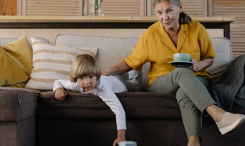 Mijn man begrijpt niet waarom ik contact houd met mijn ex-schoonmoeder – Hoe leg ik hem uit dat het niets betekent?