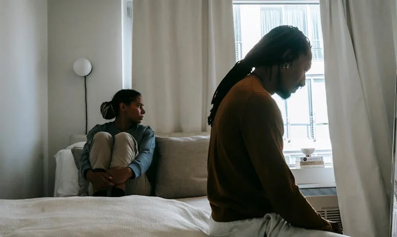 Mijn man vloog eerste klas met zijn moeder – en liet mij met de kinderen achter in economy