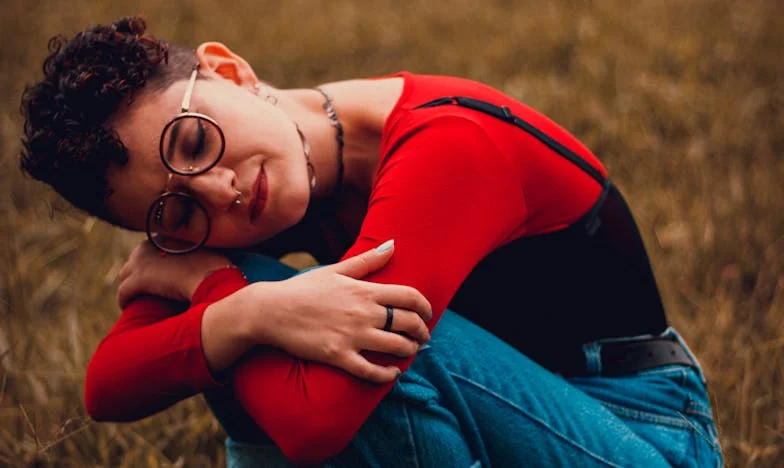 Mijn man zei dat ik geen goede huisvrouw ben – na een gesprek met mijn schoonmoeder. Eén zin veranderde alles.