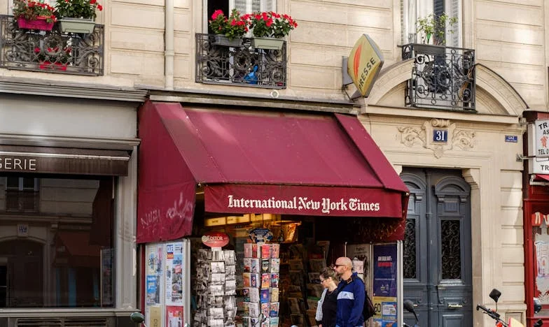 Tussen Twee Vuren: Mijn Leven Tussen Liefde en Loyaliteit